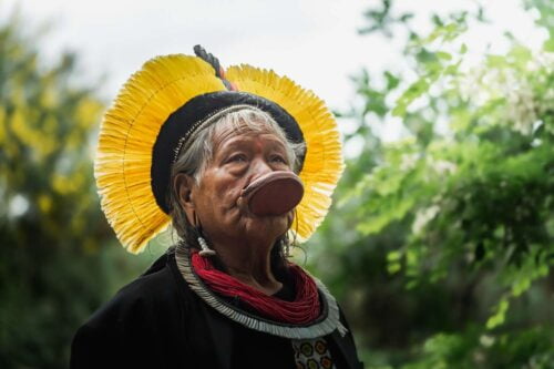 Quel est le nom de ce chef kayapo indigène du Brésil qui sensibilise sur la déforestation de l’Amazonie ? 