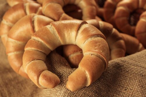 Quel est le nom de l'ancêtre du croissant originaire d'Autriche et qui a donné le nom viennoiserie ? 
