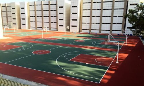 Un terrain règlementaire de basketball en France est plus grand qu’un terrain de handball. Vrai ou faux ? 
