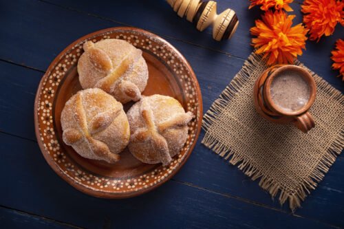 Pour quelle occasion particulière est préparée la brioche saupoudrée de sucre et agrémentée de sésame ou de cannelle servie au Mexique comme dessert de fête ? 