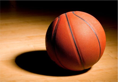 Avant de devenir orange foncé, quelle était la couleur des ballons de basket avant 1957 ? 