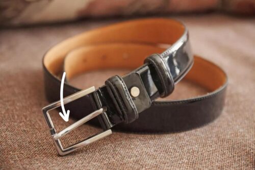 Quel est le nom de la tige à l'intérieur de la boucle d'une ceinture ? 