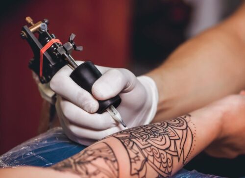 L'appareil qui permet de réaliser des tatouages est nommé un dermographe. Vrai ou faux ? 
