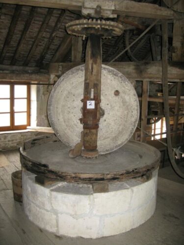 Quel était le nom de l'ouvrier chargé de remettre en état les meules en pierre dans les moulins à farine ? 