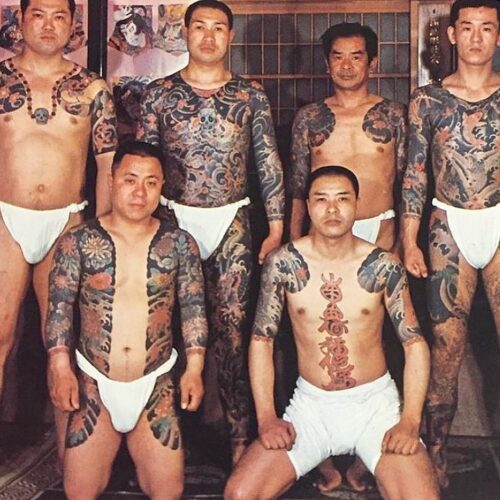 À quel groupe mafieux, les tatouages sont-ils généralement associés au Japon ? 