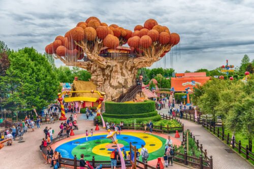 Quel est le nom du plus grand parc d’attraction d’Italie, situé près de la ville de Vérone ? 
