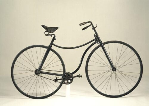 Alors que le grand-bi était jugé trop dangereux, quel modèle de bicyclette développé à la fin du XIXe a permis de structurer son apparence comme on la connaît aujourd’hui ? 