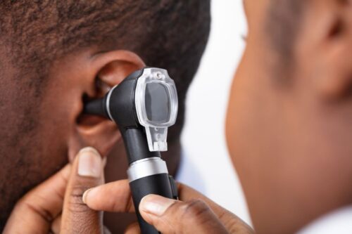 Quel est le nom de l’appareil utilisé par le médecin pour ausculter le conduit auditif externe et du tympan ? 