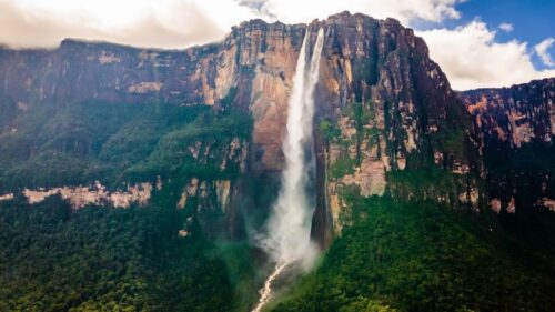 Comment s’appelle la plus grande cascade du monde située dans le parc national de Canaima au Venezuela ? 