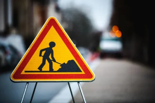 Quelle est la bonne orthographe du mot manquant : ____ travaux dans l'immédiat ? 