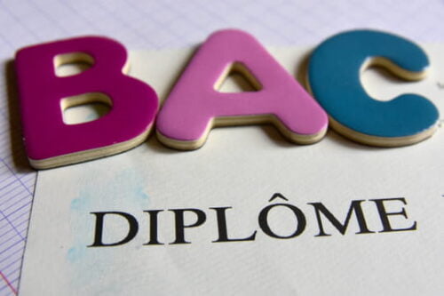 Qui a institué le baccalauréat sous sa forme moderne, devenant un grade universitaire d'État ? 