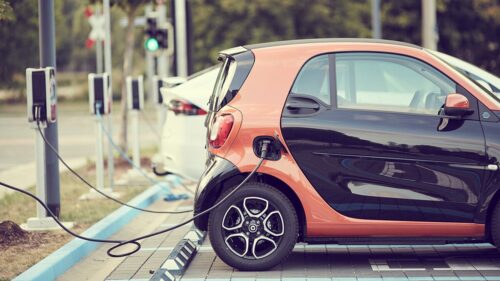 Une voiture 100% électrique peut recharger en partie sa batterie toute seule. Vrai ou faux ? 