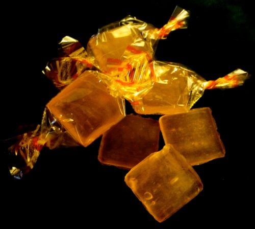 De quel agrume est extraite l’huile essentielle utilisée pour la fabrication des bonbons de Nancy ? 
