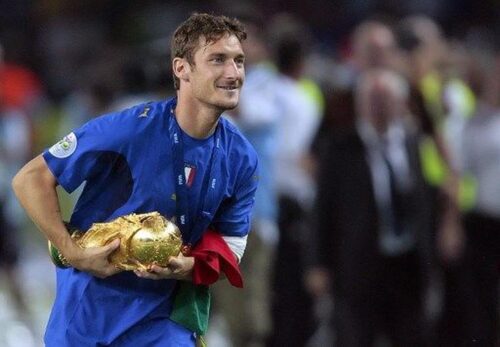 Dans quel club italien Francesco Totti a-t-il évolué toute sa carrière de footballeur ? 