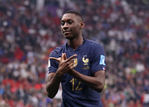 Dans quel championnat évoluait l’attaquant des Bleus Randal Kolo Muani juste avant de rejoindre le PSG en 2023 ? 