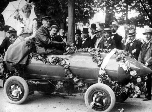 La “Toujours Contente” était un modèle de voiture électrique qui a battu un record de vitesse à la fin du XIXe, dépassant la barre des 100 km/h en 1899. Vrai ou faux ? 