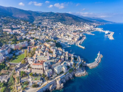 La ville de Bastia est située au nord de la Corse. Vrai ou faux ? 