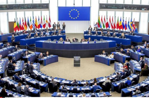 Chaque pays de l’Union européenne assure la présidence du Conseil de l’UE à tour de rôle pendant 1 an. Vrai ou faux ? 