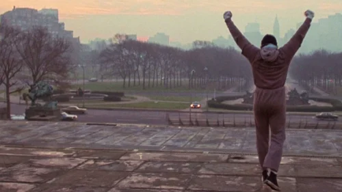 Dans quelle ville des États-Unis se déroule la scène mythique du film Rocky où il s’entraîne dans les rues et termine en haut de grandes marches ? 