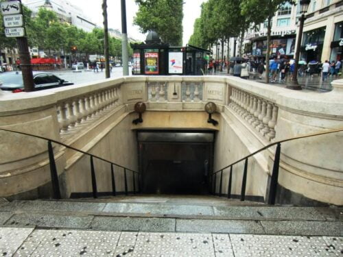 Quel président américain donne son nom à la station du métro de Paris des lignes 1 et 9, sur l’Avenue des Champs Élysées ? 