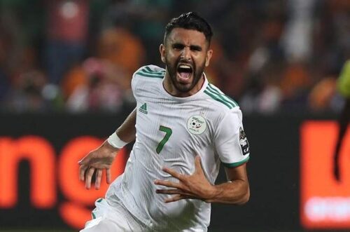 Avec quel club anglais Riyad Mahrez a-t-il été l’un des principaux protagonistes du titre surprise en Premier League en 2016 ? 