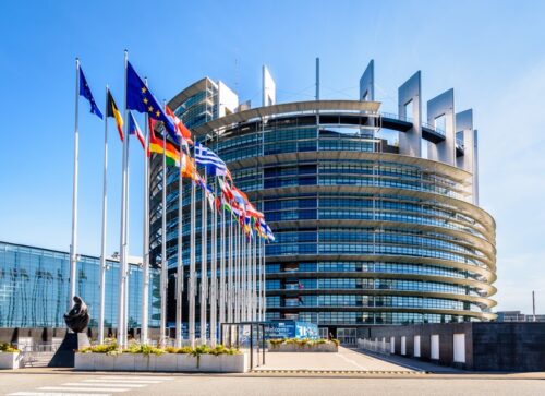 Le drapeau européen est orné de 10 étoiles dorées. Vrai ou faux ? 