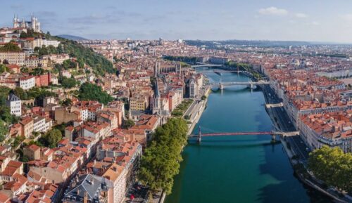 Quel est le numéro du département français dans lequel se trouve la ville de Lyon ? 