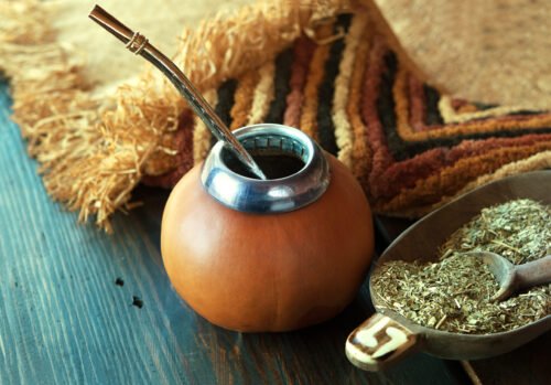 Le maté est une boisson d’Amérique du Sud réalisée à base d’une variété spécifique de feuilles de menthe. Vrai ou faux ? 