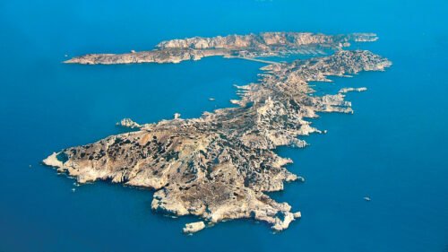 De quelle ville française dépendent les Îles du Frioul ? 