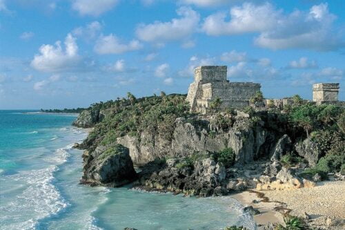 Quelle est cette plage mexicaine de la péninsule du Yucatán tout proche d’un site archéologique datant des Mayas ? 