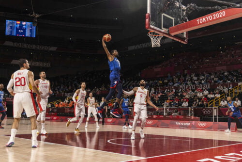 Parmi ces propositions, laquelle ne correspond pas à un poste au basket ? 