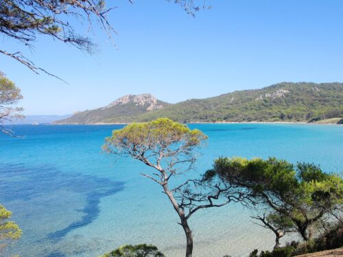 Quelle île française fait partie des îles d’Hyères dans le Var ? 