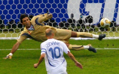 Quelle proposition désigne une technique particulière au football pour tirer un penalty ou un tir au but afin de piéger le gardien adverse ? 