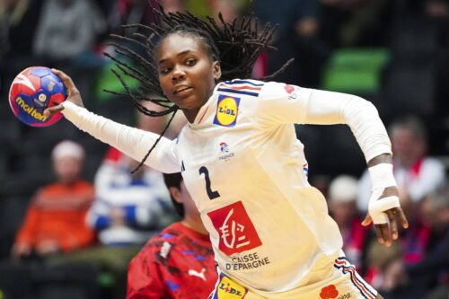 Au handball, combien de joueurs sur le terrain composent une équipe ? 