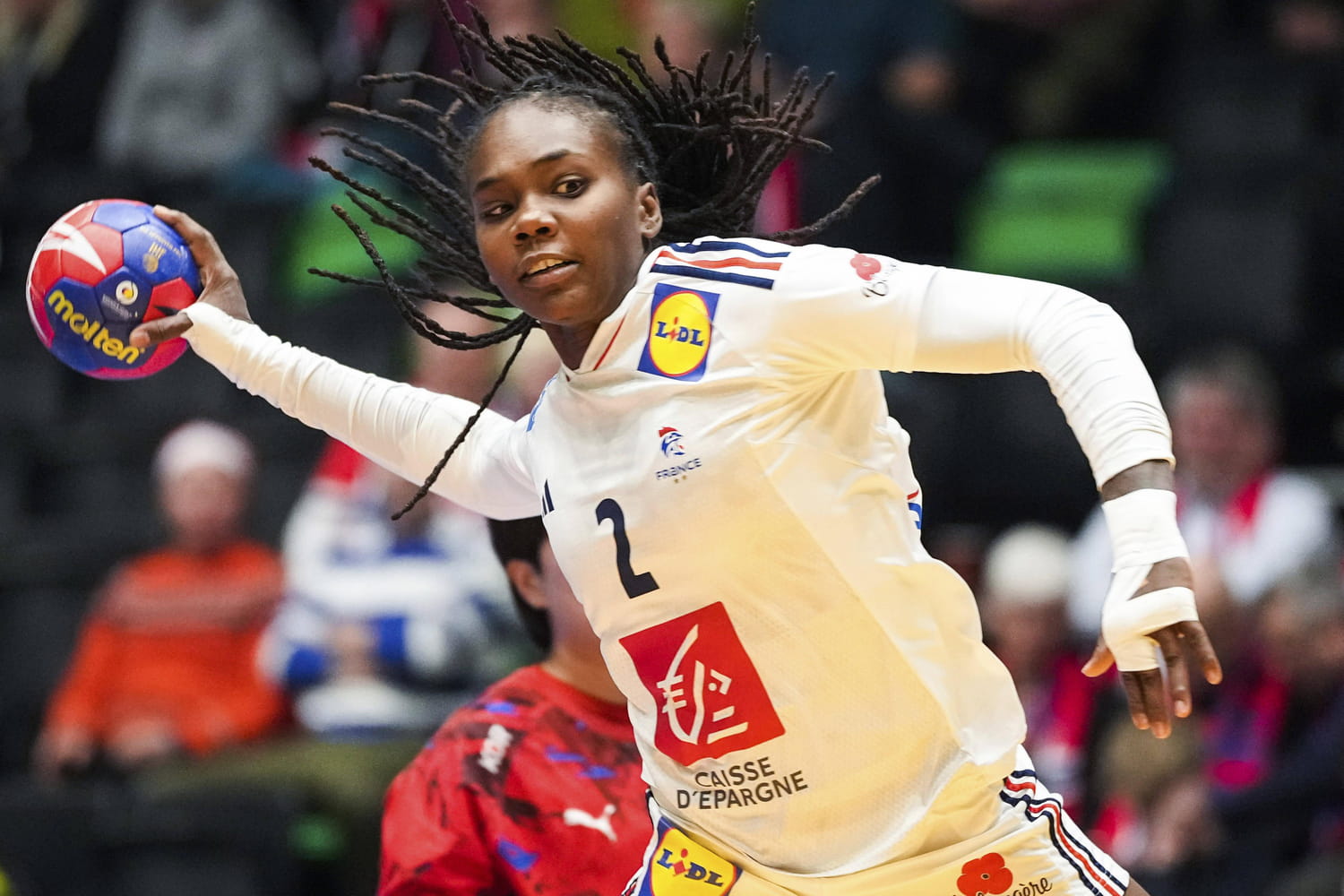 Au handball, combien de joueurs sur le terrain composent une équipe ? 