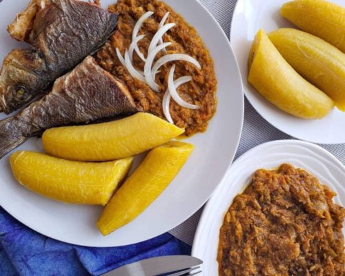 Quel est le nom de ce plat traditionnel de la Côte d’Ivoire avec du poisson, de l'aubergine et des bananes ? 