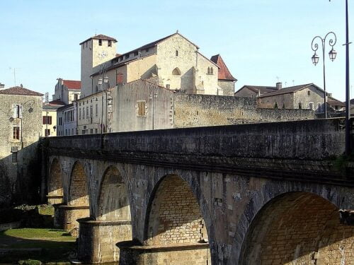 La ville de Roquefort dans les Landes a donné son nom à un célèbre fromage. Vrai ou faux ? 