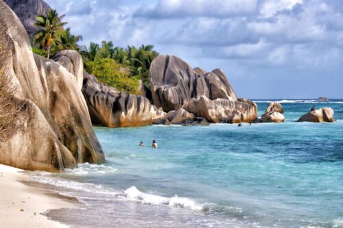 Quelle île ou groupe d'îles abrite cette plage connue pour ses rochers emblématiques ? 