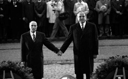 Quel chancelier allemand a réalisé une photo mythique avec François Mitterrand main dans la main à Verdun en 1984 ? 