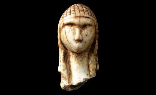 Dans quel village des Landes a été découverte la figurine en ivoire, connue sous le nom “la Dame à la capuche” et datée du paléolithique supérieur ? 