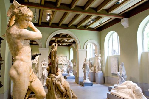 Comment s’appelle le musée situé à Aix-en-Provence dans les locaux du prieuré de l'église Saint-Jean-de-Malte ? 