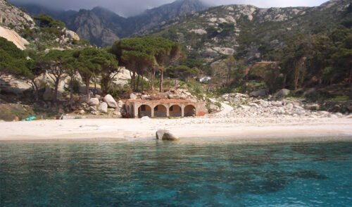 Quel est le nom de cette île italienne, connue notamment en France grâce à un roman d’Alexandre Dumas ? 