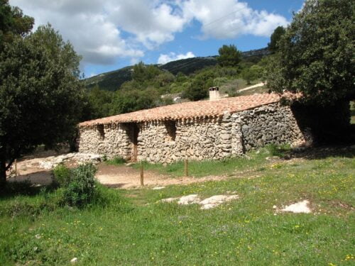 Quel terme provençal signifiant ”gîte” désigne les grandes bergeries construites à l'écart des fermes et dont Aix-en-Provence possède l’une des plus connues ? 