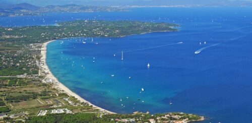 Quelle plage emblématique est limitrophe de la commune de Saint-Tropez ? 