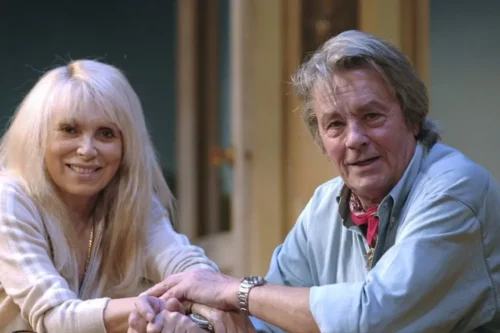 Dans quelle pièce de théâtre, Alain Delon et Mireille Darc, se sont-ils retrouvés sur les planches en 2007 ? 