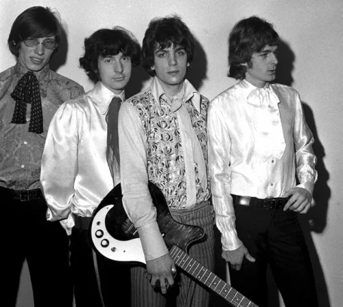 Qui était le chanteur des Pink Floyd à la création du groupe en 1965 avant d’être évincé ? 