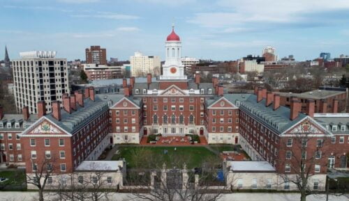 Dans quelle ville des États-Unis se situe l’université de Harvard, considérée comme l'une des meilleures du monde ? 