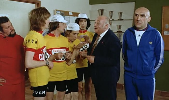 Qui est le réalisateur du film des Charlots « Les Fous du Stade » sorti au cinéma en 1972 ? 