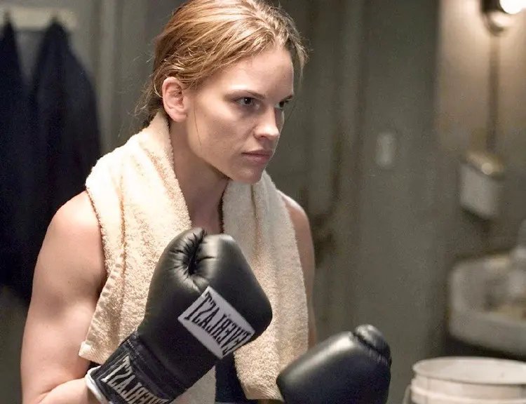 Dans « Million Dollar Baby » sorti en 2004, quel acteur américain se mue en coach de boxe féminine aux côtés de l’actrice Hilary Swank ? 