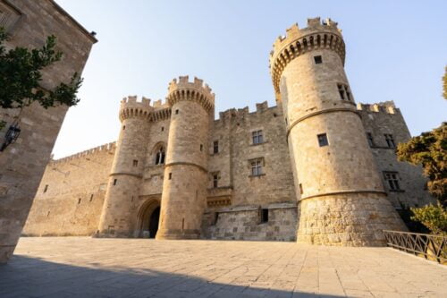Quelle ville des îles grecques est une cité fortifiée médiévale de l'époque byzantine qui fait face à la Turquie, et est classée au patrimoine mondial de l’UNESCO ? 